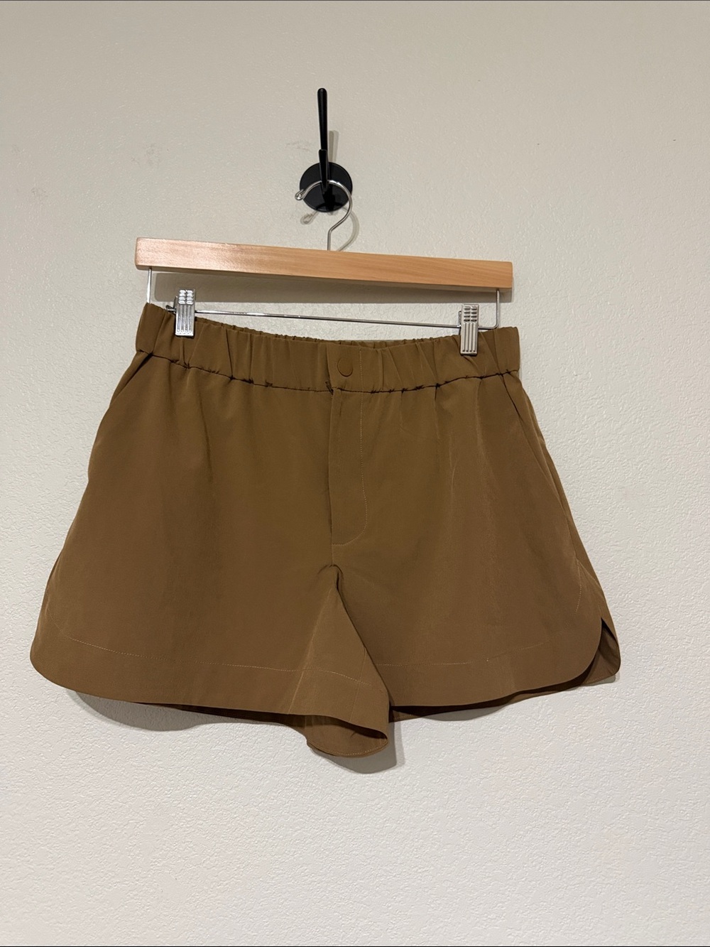 Varley Women's Nila Mid Rise 3.5" Shorts. Size Small. Brown - Picture 2 of 5